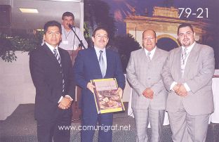 Foto 79-21 - Juan Elías Cordero (der) con representantes del gobierno de Guanajuato en el Encuentro Nacional de Negocios Gráficos (Pymes) realizado del 22 al 24 de Septiembre 2005 en el Hotel La Nueva Estancia de la ciudad de León, Gto. México