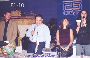 Foto 81-10 - Maximiliano García Hopkins (centro) dirigiendo el sorteo de diferentes premios entre los asistentes en el Encuentro Nacional de Negocios Gráficos (Pymes) realizado del 22 al 24 de Septiembre 2005 en el Hotel La Nueva Estancia de la ciudad de León, Gto. México.