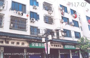 Foto 117-07 - Edificio de departamentos en la avenida principal del pueblo de Zhouzhuang, China - 11-Junio-2006