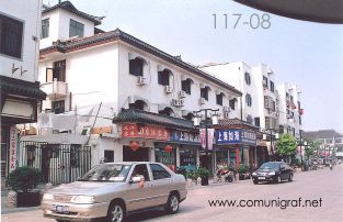 Foto 117-08 - Zona comercial en la avenida principal del pueblo de Zhouzhuang, China - 11-Junio-2006