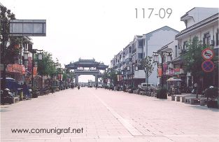 Foto 117-09 - Avenida principal del pueblo de Zhouzhuang, China - 11-Junio-2006