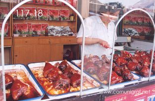 Foto 117-18 - Tienda de carnes preparadas en el pueblo de Zhouzhuang, China - 11-Junio-2006