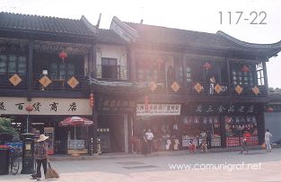 Foto 117-22 - Comercios en el pueblo viejo de Zhouzhuang, China - 11-Junio-2006