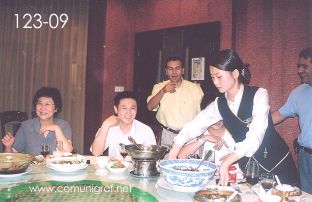 Foto 123-09 -  Visitantes y funcionarios de Guanghua Printing Machinery en un conocido restaurant en Shanghai en comida ofrecida por Guanghua Printing Machinery en Shanghai China - 12-Junio-2006