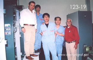 Foto 123-19 - Humberto Mata, tres trabajadores de Guanghua Printing Machinery y Heliodoro Ayala en la planta de Guanghua Printing Machinery en Shanghai, China - 12-Junio-2006