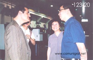 Foto 123-20 - Frank Li (der) atendiendo las respuestas a los visitantes en su planta de Guanghua Printing Machinery en Shanghai China - 12-Junio-2006