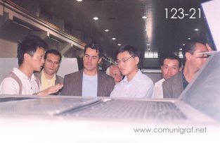 Foto 123-21 - Nick Chen explicando a los visitantes las particularidades de una máquina de offset de la marca Guanghua en la planta de Guanghua Printing Machinery en Shanghai China - 12-Junio-2006