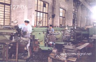 Foto 127-06 - Tornos en los talleres donde se fabrican piezas pequeñas para las máquinas de impresión SRPACK en la empresa Shanghai DinLong Machinery Co. Ltd de Shanghai, China - 13-Junio-2006