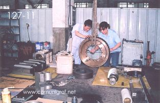 Foto 127-11 - Lubricando, ajustado y armando partes para las máquinas en la empresa Shanghai DinLong Machinery Co. Ltd fabricante de las máquinas para imprimir cartón corrugado de la marca SRPACK en Shanghai, China - 13-Junio-2006