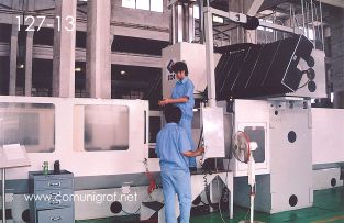 Foto 127-13 - Otra de las máquinas especializadas donde fabrican piezas para las máquinas en la empresa Shanghai DinLong Machinery Co. Ltd fabricante de las máquinas para imprimir cartón corrugado de la marca SRPACK en Shanghai, China - 13-Junio-2006