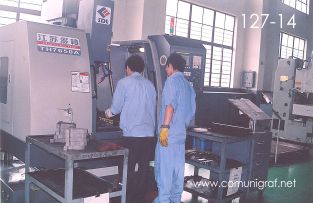 Foto 127-14 - Fabricando piezas en tornos especializados en la empresa Shanghai DinLong Machinery Co. Ltd fabricante de las máquinas para imprimir cartón corrugado de la marca SRPACK en Shanghai, China - 13-Junio-2006