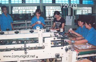 Foto 129-03 - Empleadas empaquetando tarjetas impresas en la planta de Shanghai Xinya Printing Co Ltd de Wenzhou, Shanghai China - 13-Junio-2006