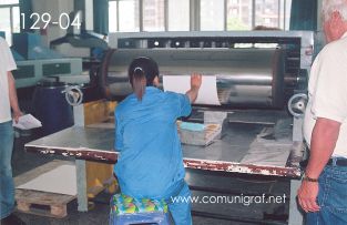 Foto 129-04 - Empleada dándole los acabados a pliegos de etiquetas impresas en la planta de Shanghai Xinya Printing Co Ltd de Wenzhou, Shanghai China - 13-Junio-2006