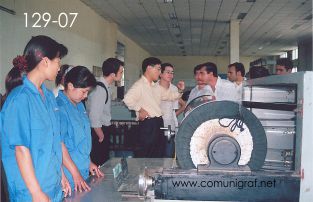 Foto 129-07 - Visitantes mexicanos recorriendo el área de barnizado y acabados de impresos en la planta de Shanghai Xinya Printing Co Ltd de Wenzhou, Shanghai China - 13-Junio-2006