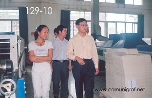 Foto 129-10 - Ejecutivos de Xinya en el recorrido por la planta con los visitantes mexicanos en la planta de Shanghai Xinya Printing Co Ltd de Wenzhou, Shanghai China - 13-Junio-2006