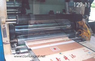 Foto 129-11 - Máquina laminadora para acabados de impresos en la planta de Shanghai Xinya Printing Co Ltd de Wenzhou, Shanghai China - 13-Junio-2006