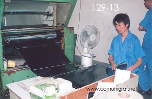 Foto 129-13 - Laminando pliegos con película negra en la planta de Shanghai Xinya Printing Co Ltd de Wenzhou, Shanghai China - 13-Junio-2006