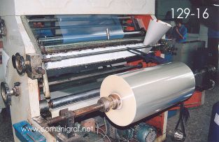 Foto 129-16 - Máquina para acabados laminados de impresos en la planta de Shanghai Xinya Printing Co Ltd de Wenzhou, Shanghai China - 13-Junio-2006