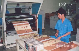 Foto 129-17 - Laminando el acabado de impresos con película transparente en la planta de Shanghai Xinya Printing Co Ltd de Wenzhou, Shanghai China - 13-Junio-2006