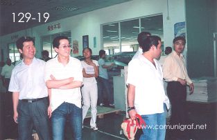 Foto 129-19 - Recorrido en la planta de offset de ejecutivos de Xinya y visitantes mexicanos en la planta de Shanghai Xinya Printing Co Ltd de Wenzhou, Shanghai China - 13-Junio-2006
