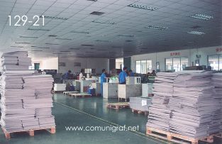 Foto 129-21 - Zona de laminados diversos en la empresa Shanghai Xinya Printing Co Ltd de Wenzhou, Shanghai China - 13-Junio-2006