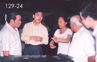 Foto 129-24 - Señorita china explicando a los visitantes el procedimiento de empalmado (el del centro es es traductor) en la empresa Shanghai Xinya Printing Co Ltd de Wenzhou, Shanghai China - 13-Junio-2006