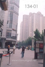 Foto 134-01 - Zona peatonal en la avenida Tianyaoqiao de Shanghai China - 16-Junio-2006