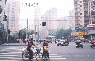Foto 134-03 - Chocando con las bicicletas en la esquina de las avenidas Tianyaoqiao Rd y Nandan Rd de Shanghai China - 16-Junio-2006