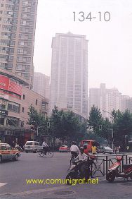 Foto 134-10 - Tráfico vehícular sobre la avenida Tianyaoqiao de Shanghai China - 16-Junio-2006