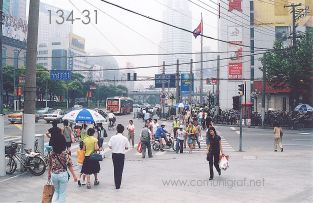 Foto 134-31 - El pase de peatones en la Esquina Avenida Tiamping Rd y el Blvd. Zhaojiabeng Rd en la zona del Parque Xujiahui de Shanghai China - 16-Junio-2006