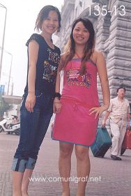 Foto 135-13 - Dos amigas de Shanghai sobre la avenida Zhongshan East en la zona del Bund (Waitan) de Shanghai China - 16-Junio-2006