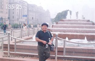 Foto 135-25 - José Regino Torres en la fuente con la estatua de Mao Tse-tung sobre la avenida Zhongshan East en la zona del Bund de Shanghai China - 16-Junio-2006