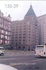 Foto 135-29 - Otra toma de edificios históricos sobre la avenida Zhongshan East en la zona del Bund (Waitan) de Shanghai China - 16-Junio-2006