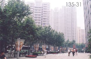 Foto 135-31 - Imponentes edificios sobre la avenida Tianyaoqiao Rd de Shanghai China - 16-Junio-2006