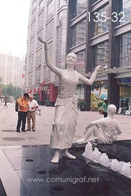 Foto 135-32 - Fuente con esculturas sobre la avenida Tianyaoqiao Rd de Shanghai China - 16-Junio-2006