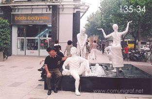 Foto 135-34 - José Regino Torres posando junto a estás esculturas en una fuente ubicada sobre la avenida Tianyaoqiao Rd de Shanghai China - 16-Junio-2006