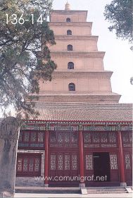 Foto 136-14 - Salón museo al pie de la Gran Pagoda del Ganso Salvaje (Big Wild Goose Pagoda) en la ciudad de Xían China - 17-Junio-2006