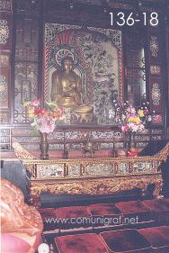 Foto 136-18 - Otra toma del altar en el interior del templo budista de La Gran Pagoda del Ganso Salvaje (Big Wild Goose Pagoda) en la ciudad de Xían China - 17-Junio-2006