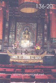 Foto 136-20 - Altar en el interior del templo budista de La Gran Pagoda del Ganso Salvaje (Big Wild Goose Pagoda) en la ciudad de Xían China - 17-Junio-2006
