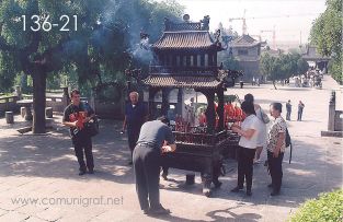 Foto 136-21 - Haciendo oración antes de entrar al pie del templo budista de La Gran Pagoda del Ganso Salvaje (Big Wild Goose Pagoda) en la ciudad de Xían China - 17-Junio-2006