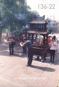 Foto 136-22 - Visitante haciendo oración antes de entrar al pie del templo budista de La Gran Pagoda del Ganso Salvaje (Big Wild Goose Pagoda) en la ciudad de Xían China - 17-Junio-2006