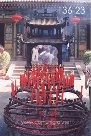 Foto 136-23 - Repositorio de velas en la entrada a la zona del templo budista de La Gran Pagoda del Ganso Salvaje (Big Wild Goose Pagoda) en la ciudad de Xían China - 17-Junio-2006