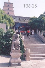 Foto 136-25 - Otra escultura de León al pie de las escalinatas en la entrada a la zona del templo budista de La Gran Pagoda del Ganso Salvaje (Big Wild Goose Pagoda) en la ciudad de Xían China - 17-Junio-2006