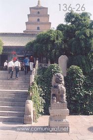 Foto 136-26 - Escultura de León al pie de las escalinatas en la entrada a la zona del templo budista de La Gran Pagoda del Ganso Salvaje (Big Wild Goose Pagoda) en la ciudad de Xían China - 17-Junio-2006