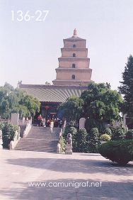 Foto 136-27 - Escalinatas en la entrada a la zona del templo budista de La Gran Pagoda del Ganso Salvaje (Big Wild Goose Pagoda) en la ciudad de Xían China - 17-Junio-2006