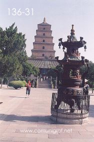 Foto 136-31 - Otra toma de la réplica de un templo tradicional Budista en la explanada de la entrada a la zona del templo budista de La Gran Pagoda del Ganso Salvaje (Big Wild Goose Pagoda) en la ciudad de Xían China - 17-Junio-2006