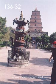 Foto 136-32 - Réplica de un templo budista tradicional en la explanada de la entrada a la zona del templo budista de La Gran Pagoda del Ganso Salvaje (Big Wild Goose Pagoda) en la ciudad de Xían China - 17-Junio-2006