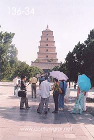Foto 136-34 - Turistas en la explanada de la entrada en la zona del templo budista de La Gran Pagoda del Ganso Salvaje (Big Wild Goose Pagoda) en la ciudad de Xían China - 17-Junio-2006