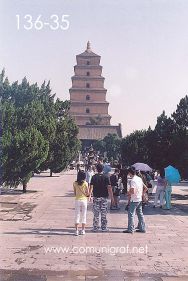 Foto 136-35 - Visitantes en la explanada de la entrada en la zona del templo budista de La Gran Pagoda del Ganso Salvaje (Big Wild Goose Pagoda) en la ciudad de Xían China - 17-Junio-2006
