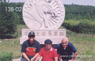 Foto 138-02 - Javier Navarro, José Regino Torres y Heliodoro Ayala en uno de los lugares del inmenso Mausoleo (dicen que aprox 60 km2) del primer emperador de china Qin Shi Huang ubicado en la ciudad de Xían en el distrito de Lintong, provincia de Shaanxi, China - 17-Junio-2006
